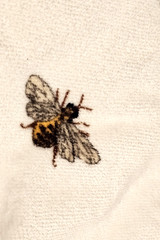 Caro Bee Bath Towels White Yellow Garden Nature Theme NEW x2