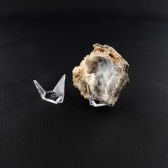 Mineral, Fossil, Geode Display Stands, 1.25″ Triangle Holders, 12 Pack