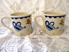 Hartstone Garden Mugs Set of 2 – Bees, Butterflies, Watering Can & Wheelbarrow