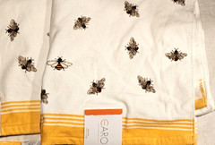 Caro Bee Bath Towels White Yellow Garden Nature Theme NEW x2