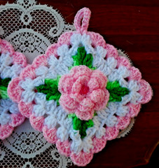 New Handmade Crocheted Set 2 Irish Rose Potholders Frosted Pink White Green Bead