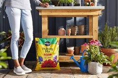 Miracle-Gro Garden Potting Mix for Plants, 16 Quart Bag