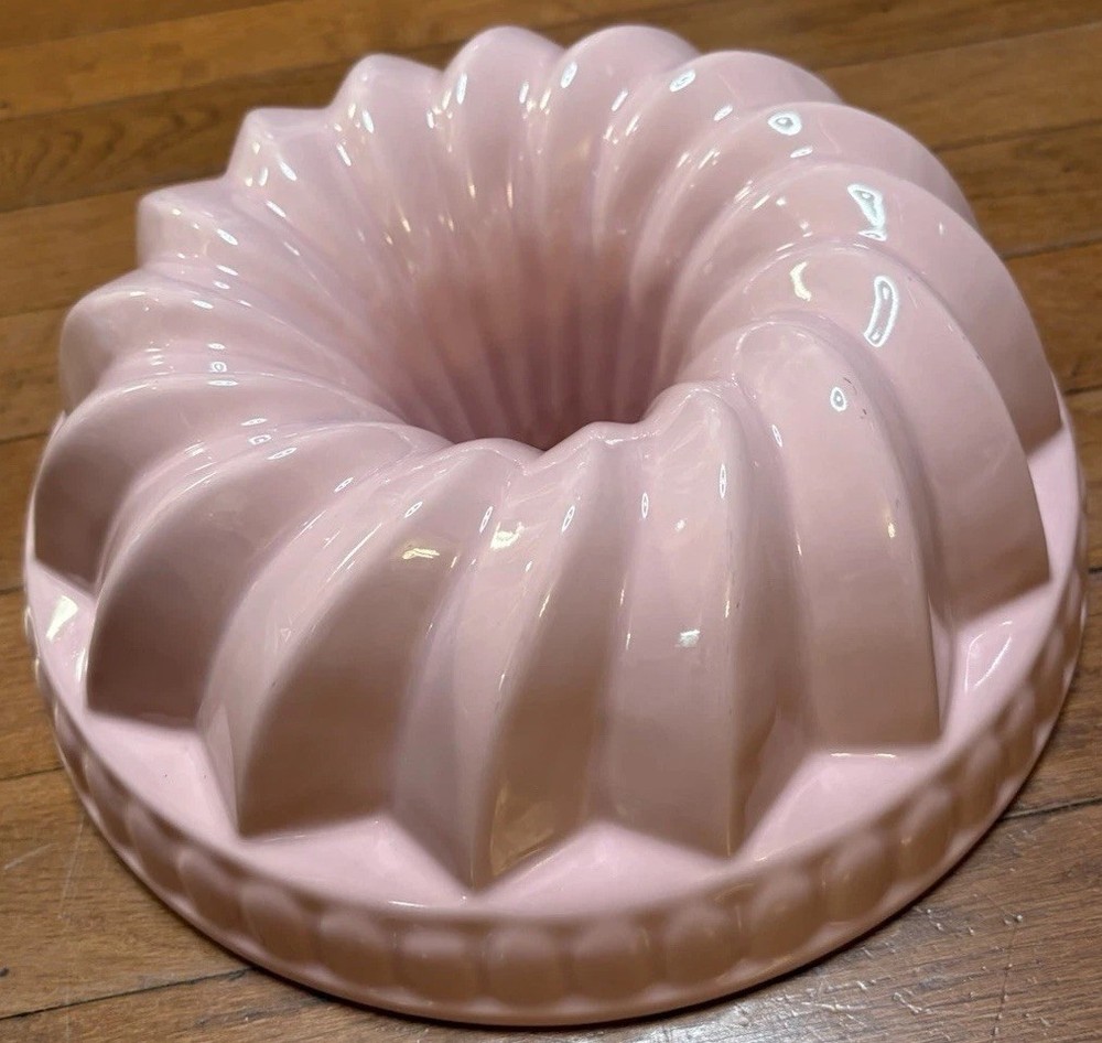 Pink Glazed Ceramic Bundt Ring Cake Mold 2L Oven Safe 450°F 10in