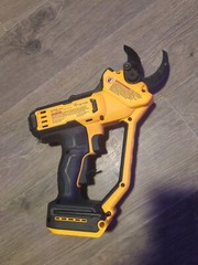 DeWalt DCPR320B 20V MAX Li-Ion 1-1/2″ Pruner (Tool Only)